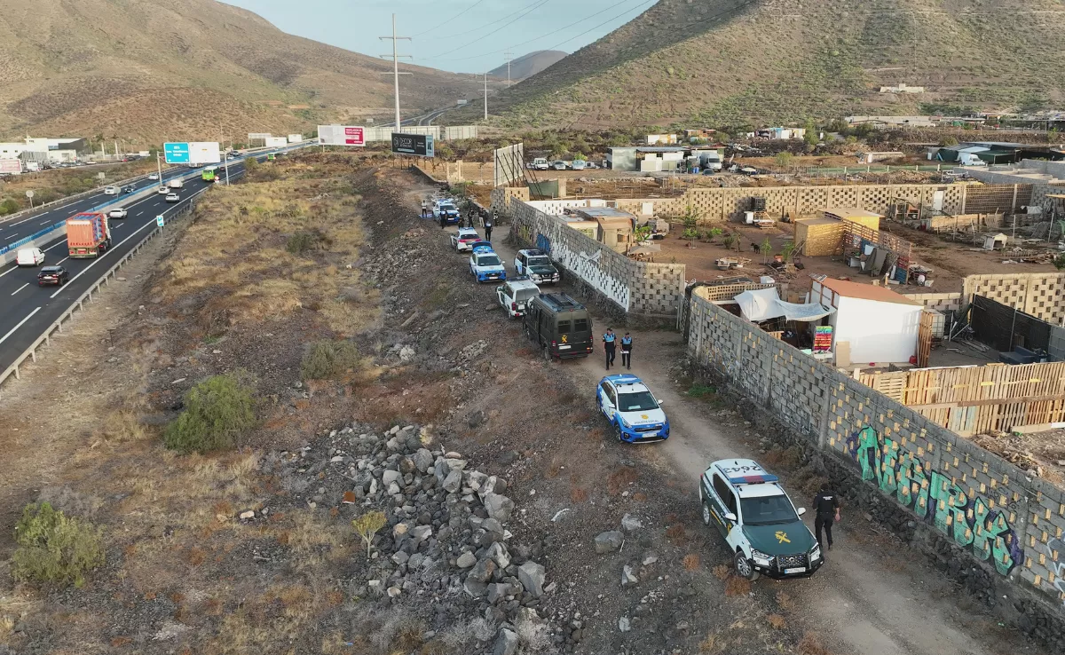 Arona precinta 17 edificios en un operativo contra el asentamiento irregular de Los Vivitos./ Imagen cedida por el Ayuntamiento de Arona