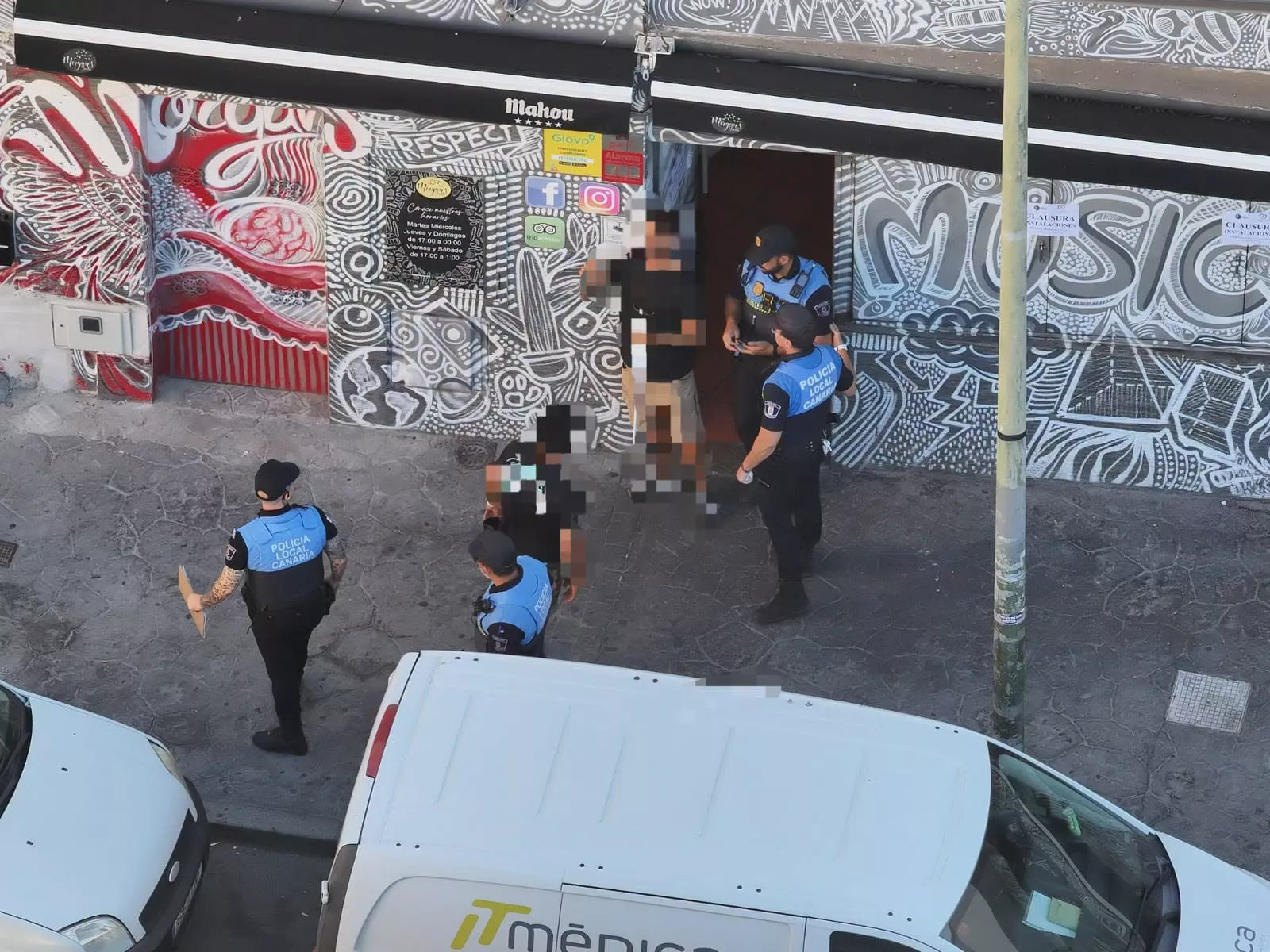 Actuación policial en un local de Las Caletillas, Candelaria. / AYUNTAMIENTO DE CANDELARIA