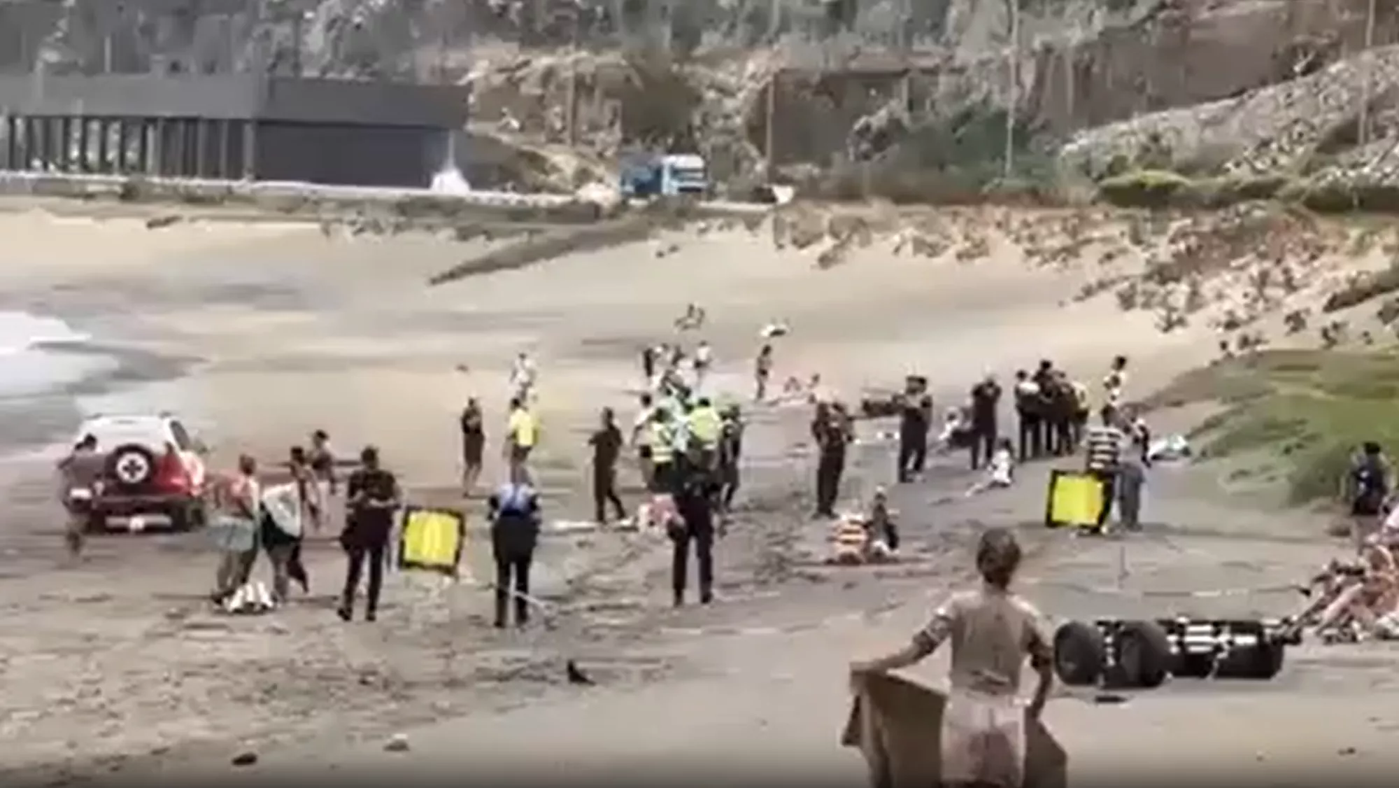 Intervención policial y equipos de rescate tras la muerte de una menor en la playa de La Laja. / CECOES