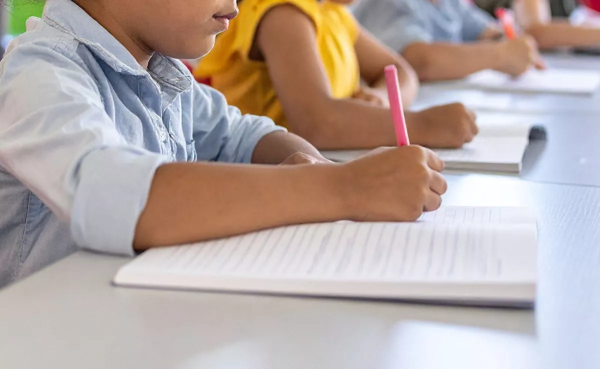 Imagen de una niña en el colegio. / CANVA