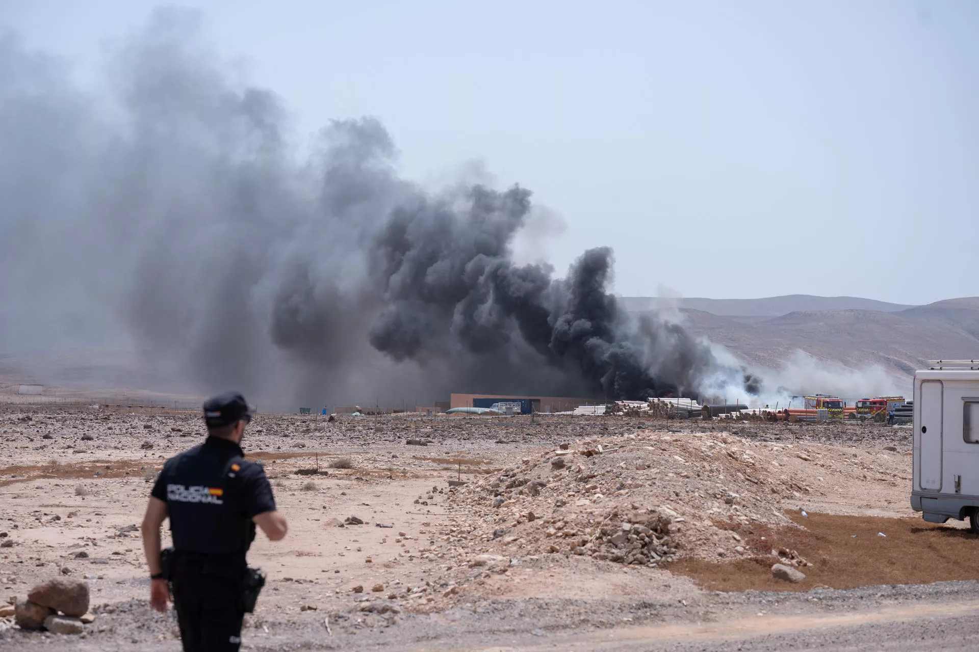 Un incendio en el solar de una finca privada en el barrio de La Mareta, cercano al aeropuerto de Fuerteventura. / CARLOS DE SÁA-EFE