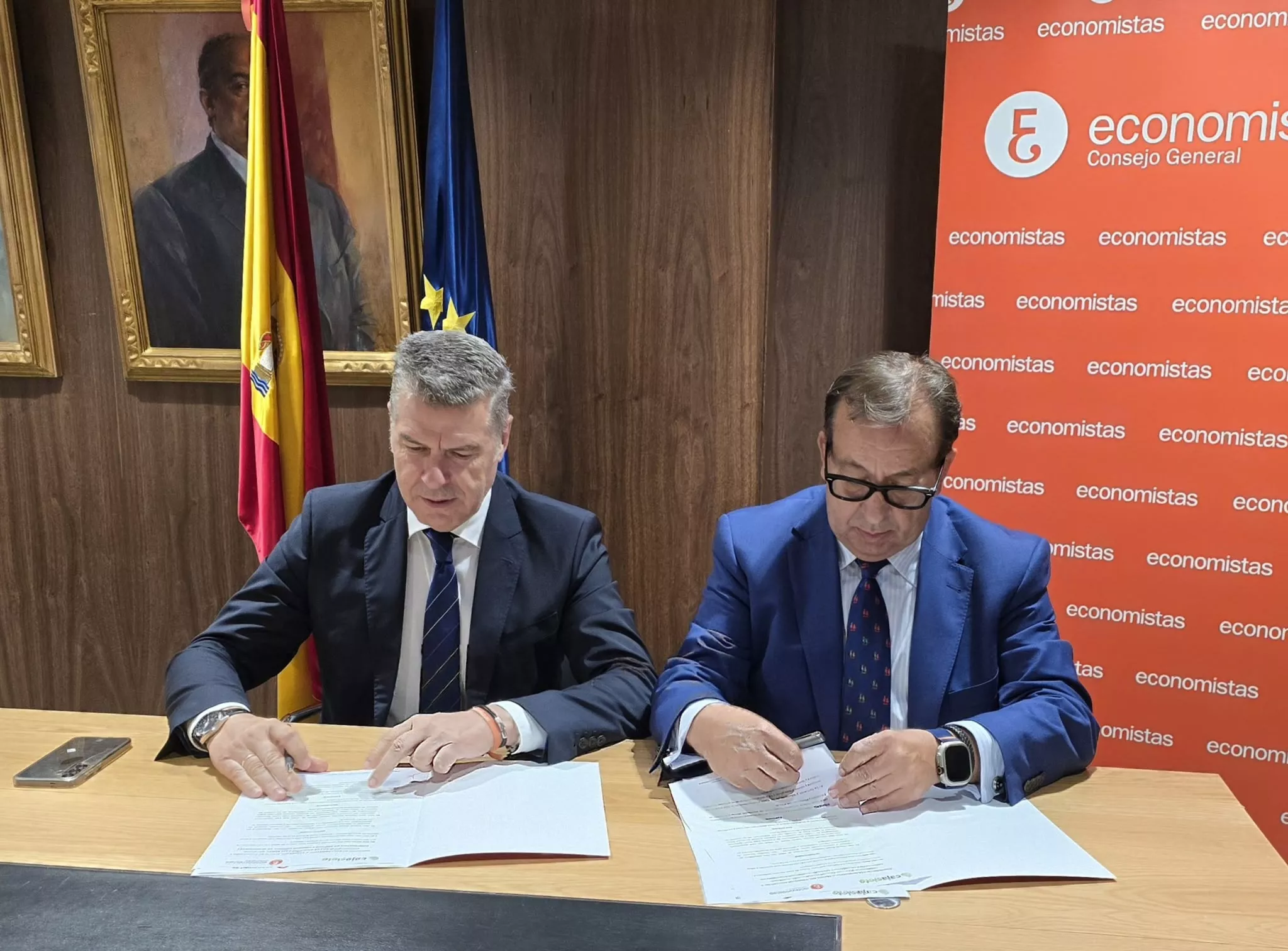 El presidente del Consejo General de Economistas de España, Miguel Ángel Vázquez Taín, y por el director de Relaciones Institucionales de Cajasiete, José Manuel Garrido García. / CAJASIETE