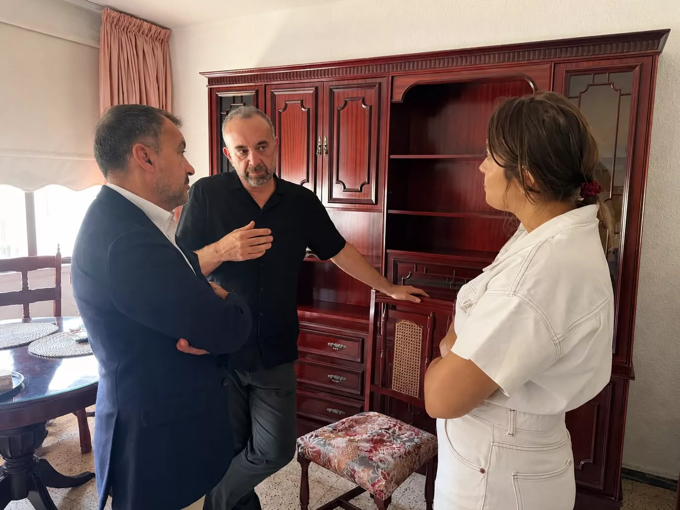 Visita piso Housing Led del alcalde de Santa Cruz de Tenerife, José Manuel Bermúdez y la concejal de de Políticas Sociales, Charín González. / CEDIDA