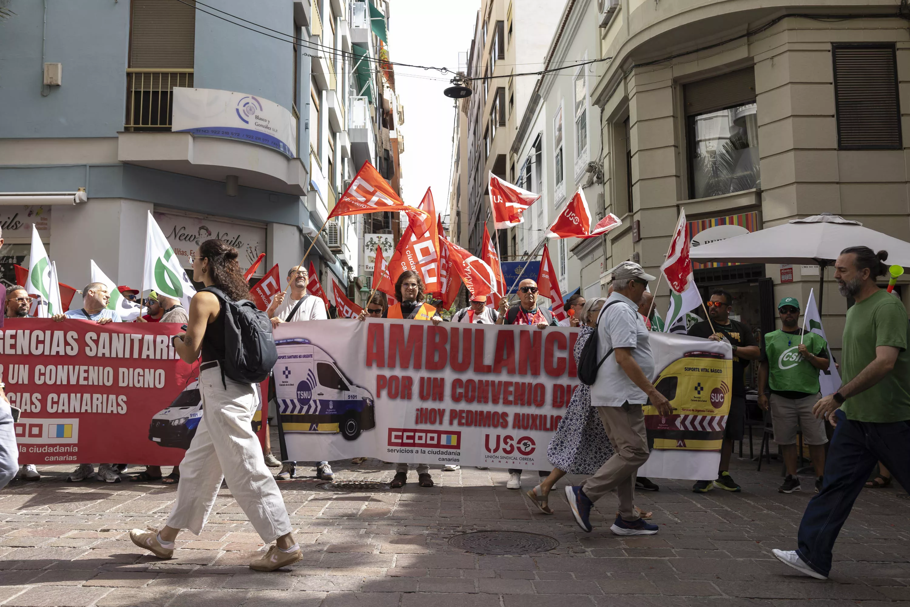 Concentración del sector de las ambulancias en los alrededores del Parlamento de Canarias mientras se celebra en su interior la comisión de sanidad. / MIGUEL BARRETO-EFE
