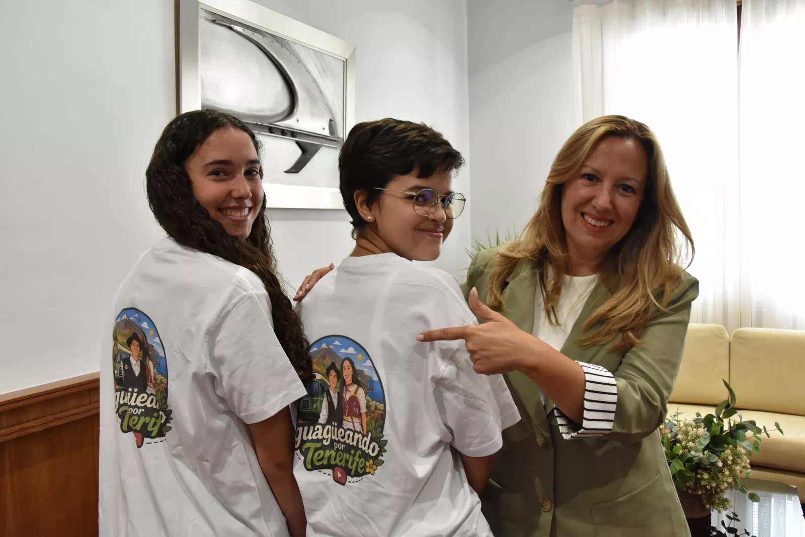Nayara y Lucía con la presidenta del Cabildo de Tenerife. / CEDIDA