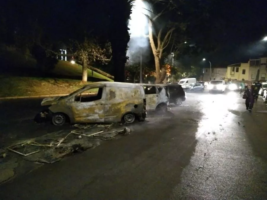 Coches calcinados tras incendio en Santa Cruz de Tenerife./Policía Local de Tenerife