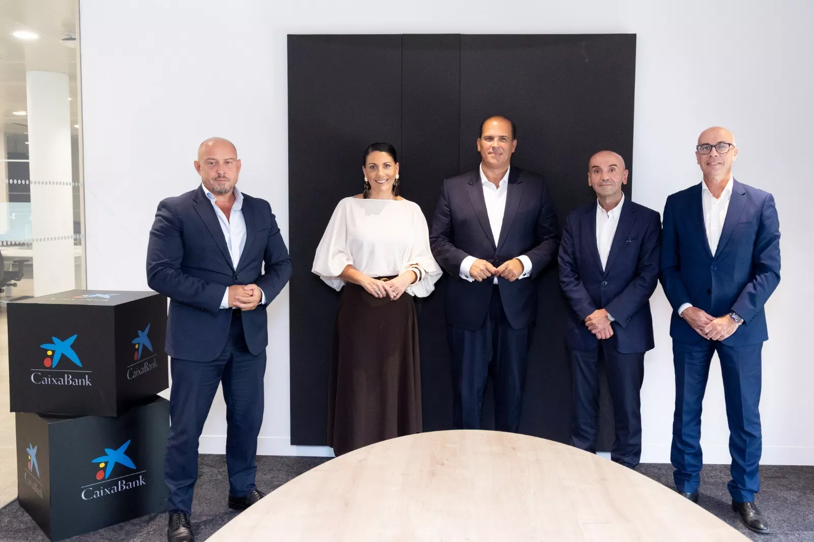 Firma del convenio entre CaixaBank y Fepeco. / CAIXABANK 