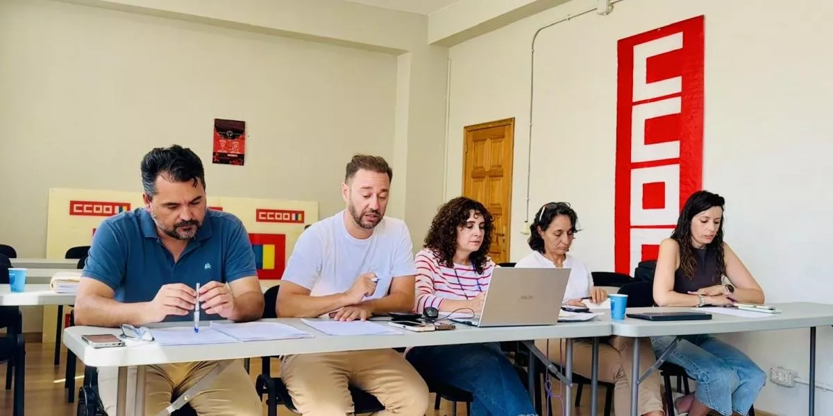 Representantes sindicales de Comisiones Obreras que han denunciado el decreto que agiliza las licencias urbanísticas. / CCOO