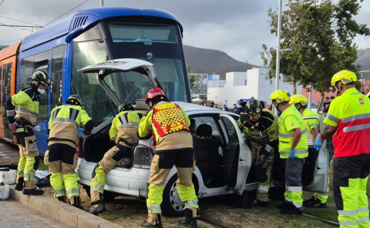 Bomberos de Tenerife actúan tras la colisión de un coche contra el tranvía. / BOMBEROS DE TENERIFE