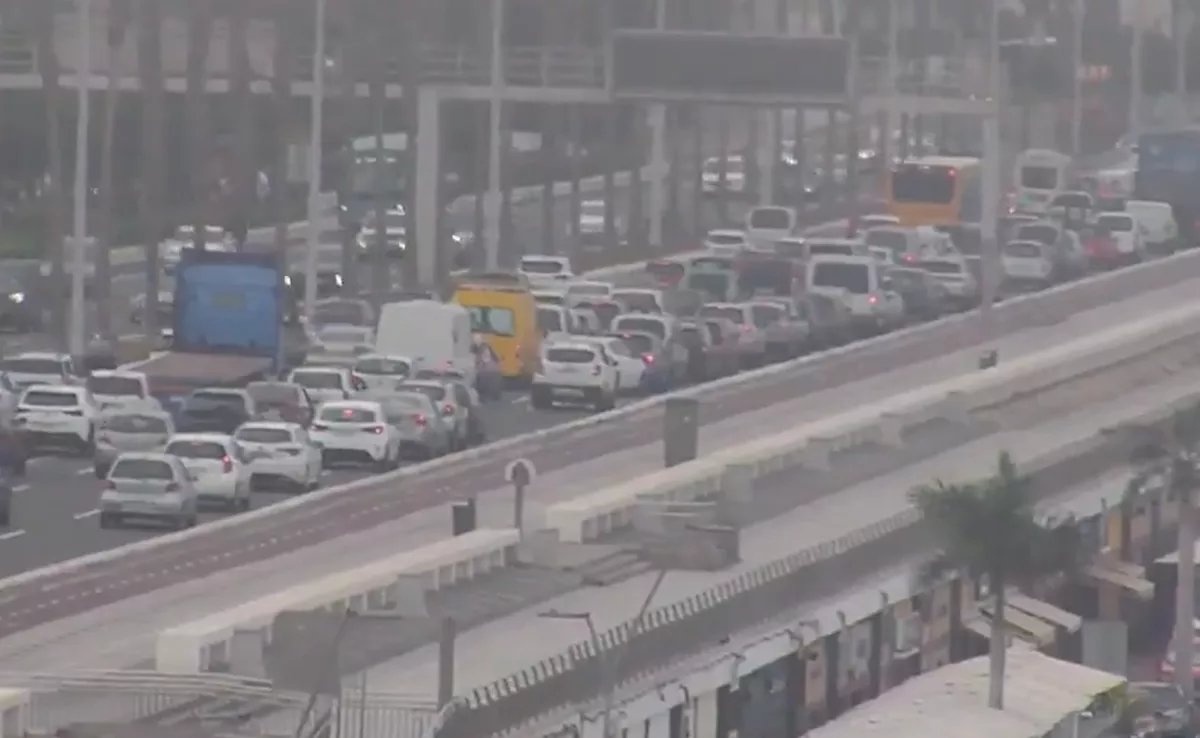 Colas por un coche averiado en Las Palmas de Gran Canaria. / POLICÍA LOCAL LPGC