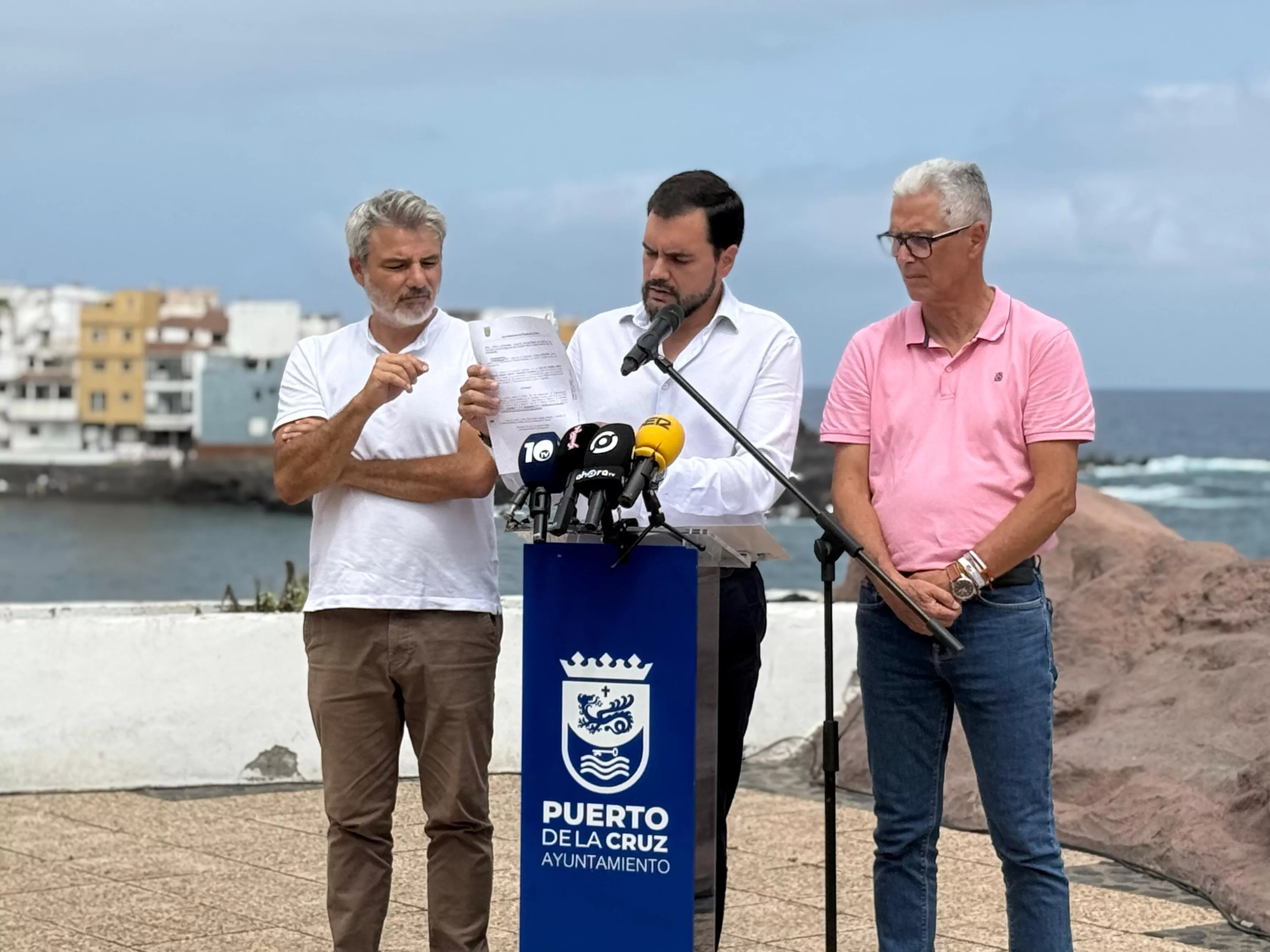 El alcalde de Puerto de la Cruz, Leopoldo Afonso, junto a los concejales David Hernández y Alonso Acevedo. / CEDIDA