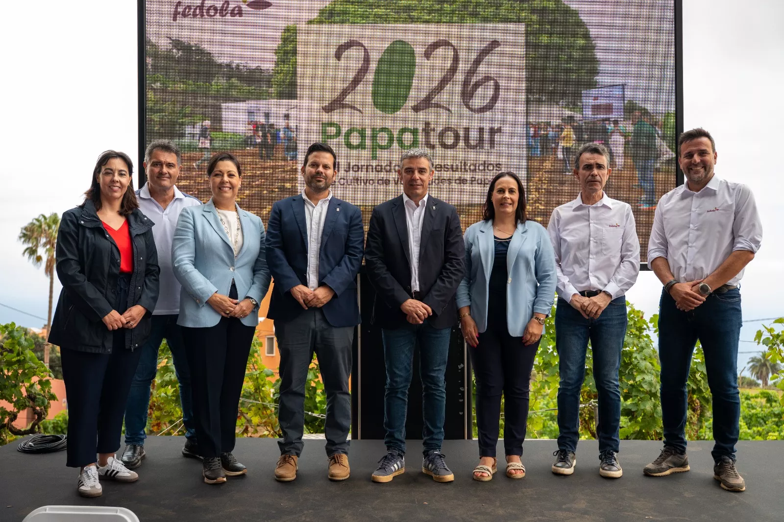 El consejero de Agricultura del Gobierno de Canarias, Narvay Quintero; el viceconsejero Eduardo García; la presidenta del Grupo Fedola, Victoria López, y otros directivos y representantes de la compañía. / FEDOLA