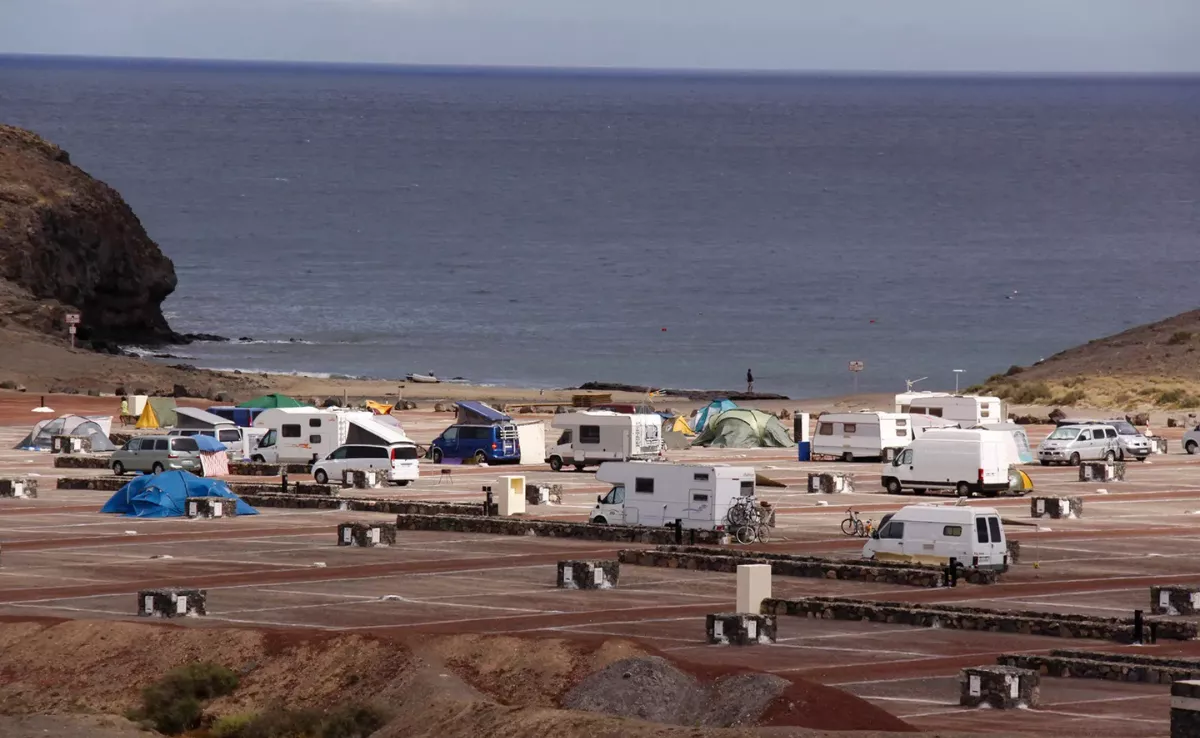 Autocaravanas en el camping de la playa de Papagayo./ EFE