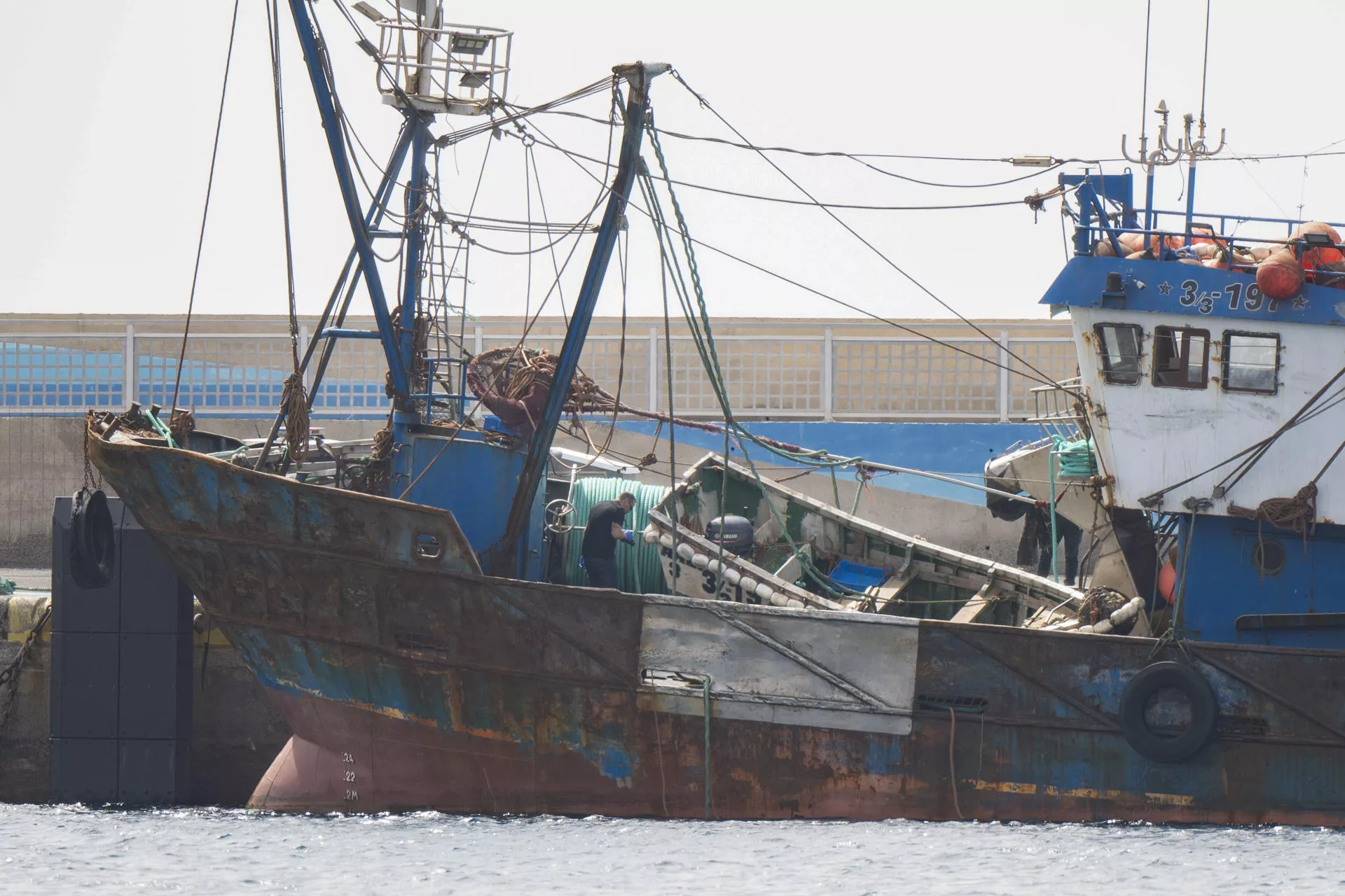 El pesquero atracado en el puerto de Gran Tarajal en el que llegaron una veintena de inmigrantes a Fuerteventura. / CARLOS DE SAÁ