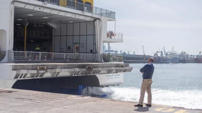 Juan Ignacio Liaño, director de flota de Fred. Olsen Express, observa una maniobra de uno de sus buques. / AH Juan Ignacio Liaño, director de flota de Fred. Olsen Express, observa una maniobra de uno de sus buques. / AH