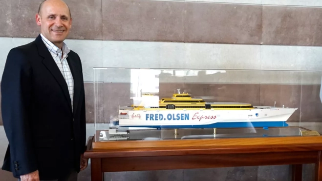 Liaño, junto a una maqueta de la naviera. / CEDIDA Liaño, junto a una maqueta de la naviera. / CEDIDA