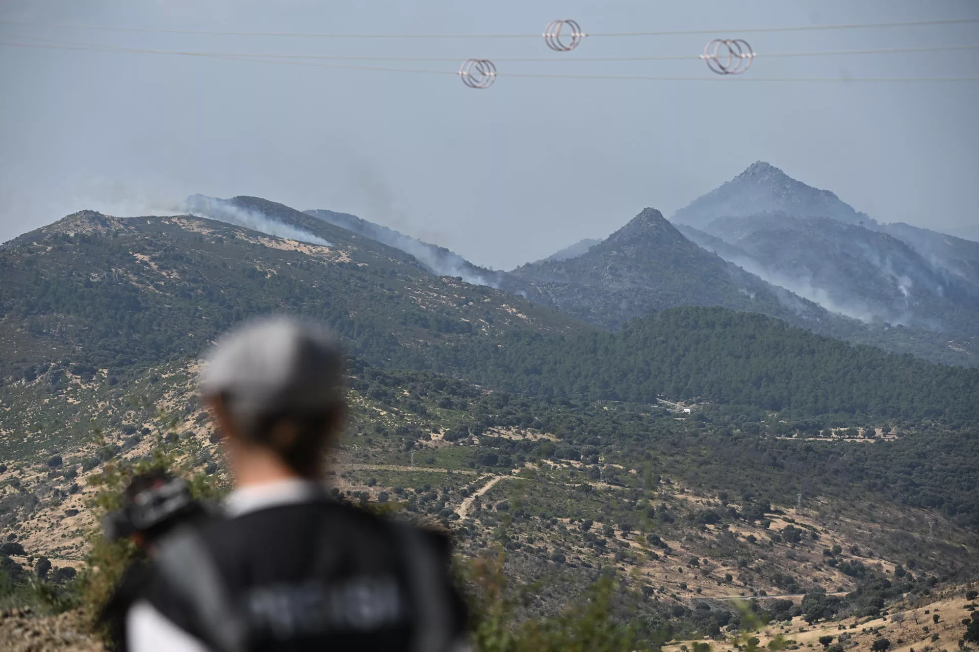 Vista del incendio de la sierra oeste de la Comunidad de Madrid desde la localidad de Robledo de Chavela, este sábado. / EFE