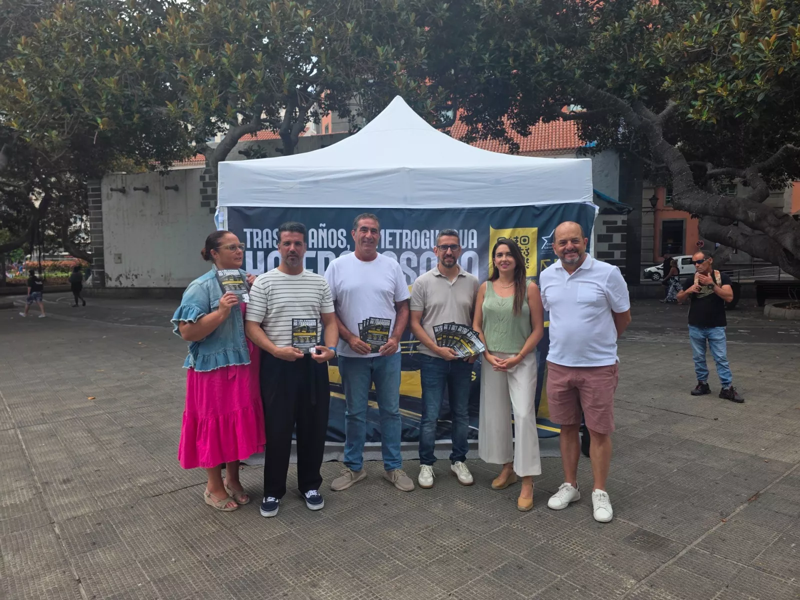 Representantes de Coalición Canaria en la recogida de firmas. / CEDIDA