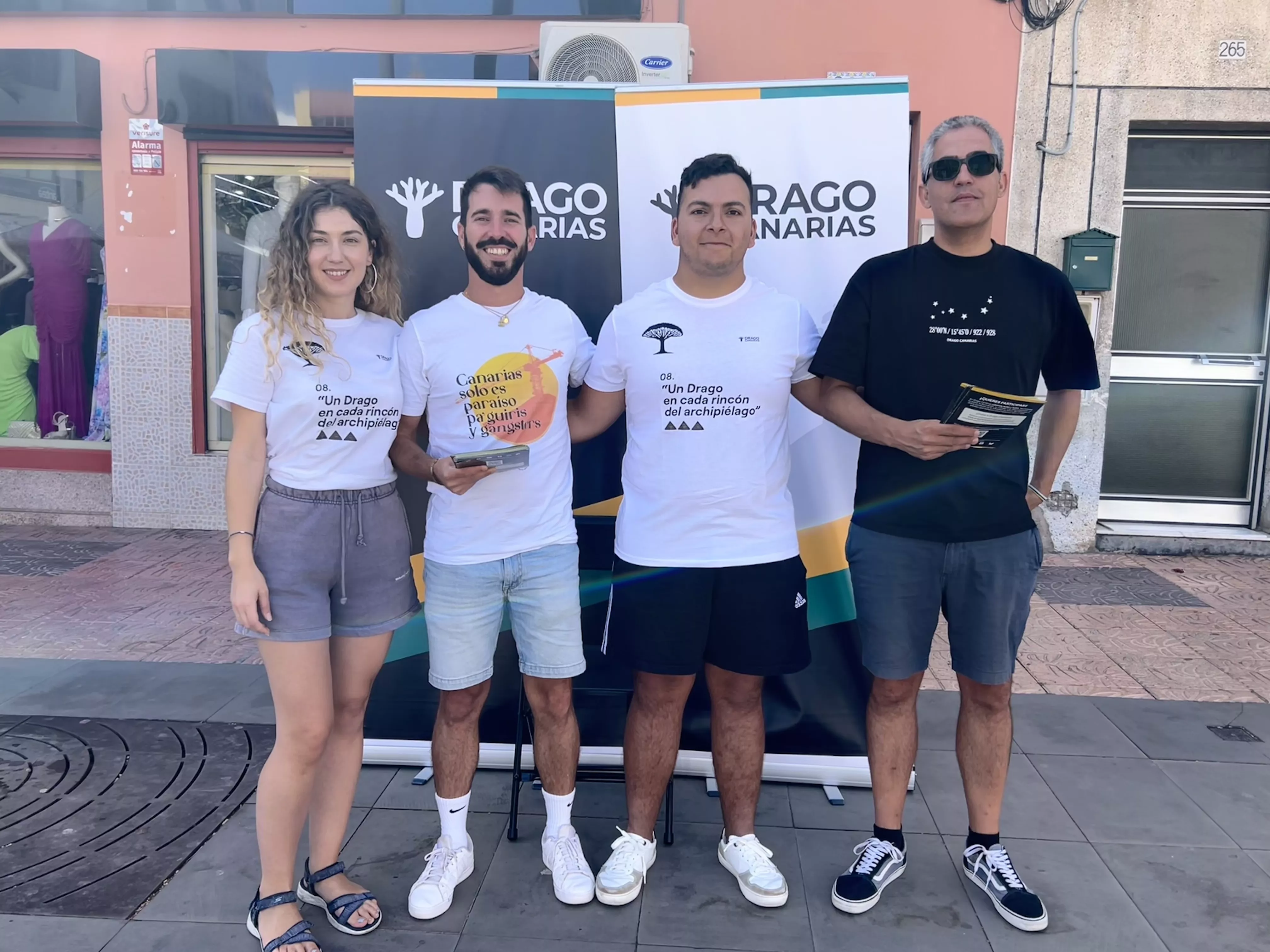 El portavoz de Drago Gran Canaria, Luis de la Barrera (centro derecha), junto a parte del equipo de Drago Gran Canaria, durante la presentación del estudio y la Ruta Semillero. / CEDIDA
