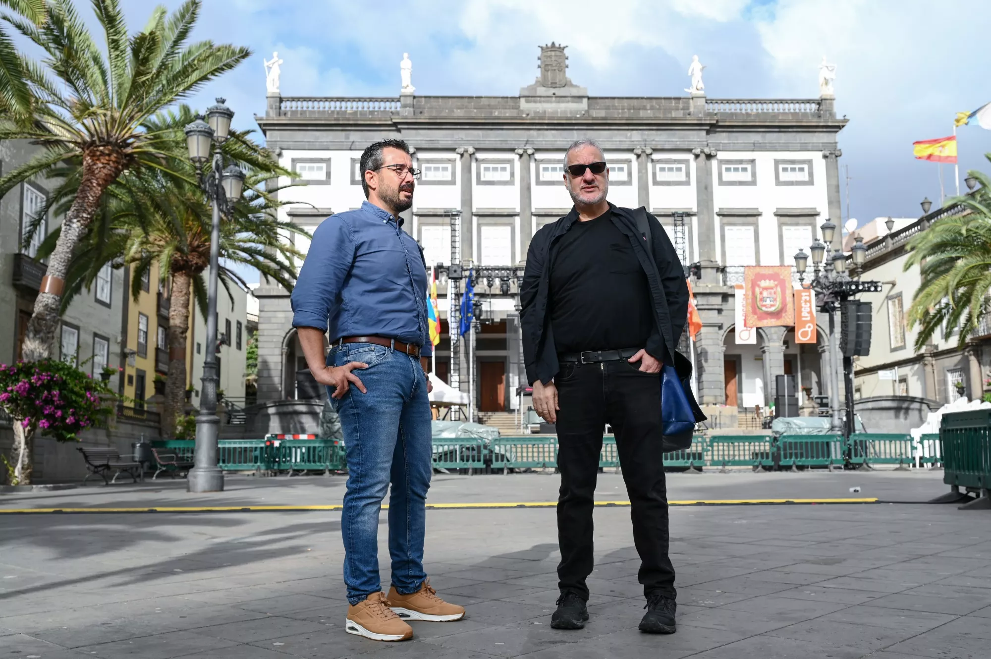 David Pablos (i) y Spencer Tunick (d), durante la visita a los preparativos de Grand Spectrum este sábado en Santa Ana. / CEDIDA