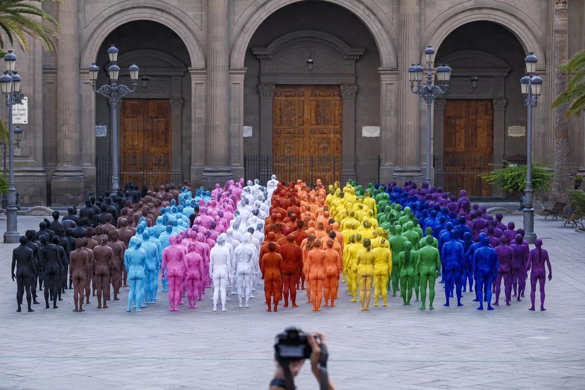 El artista Spencer Tunick rinde homenaje a la comunidad LGTBI en Las Palmas de Gran Canaria con la instalación 'Gran Spectrum', en la que plasmó los colores de la bandera arcoiris en uno de sus clásicos desnudos colectivos. / ÁNGEL MEDINA-EFE