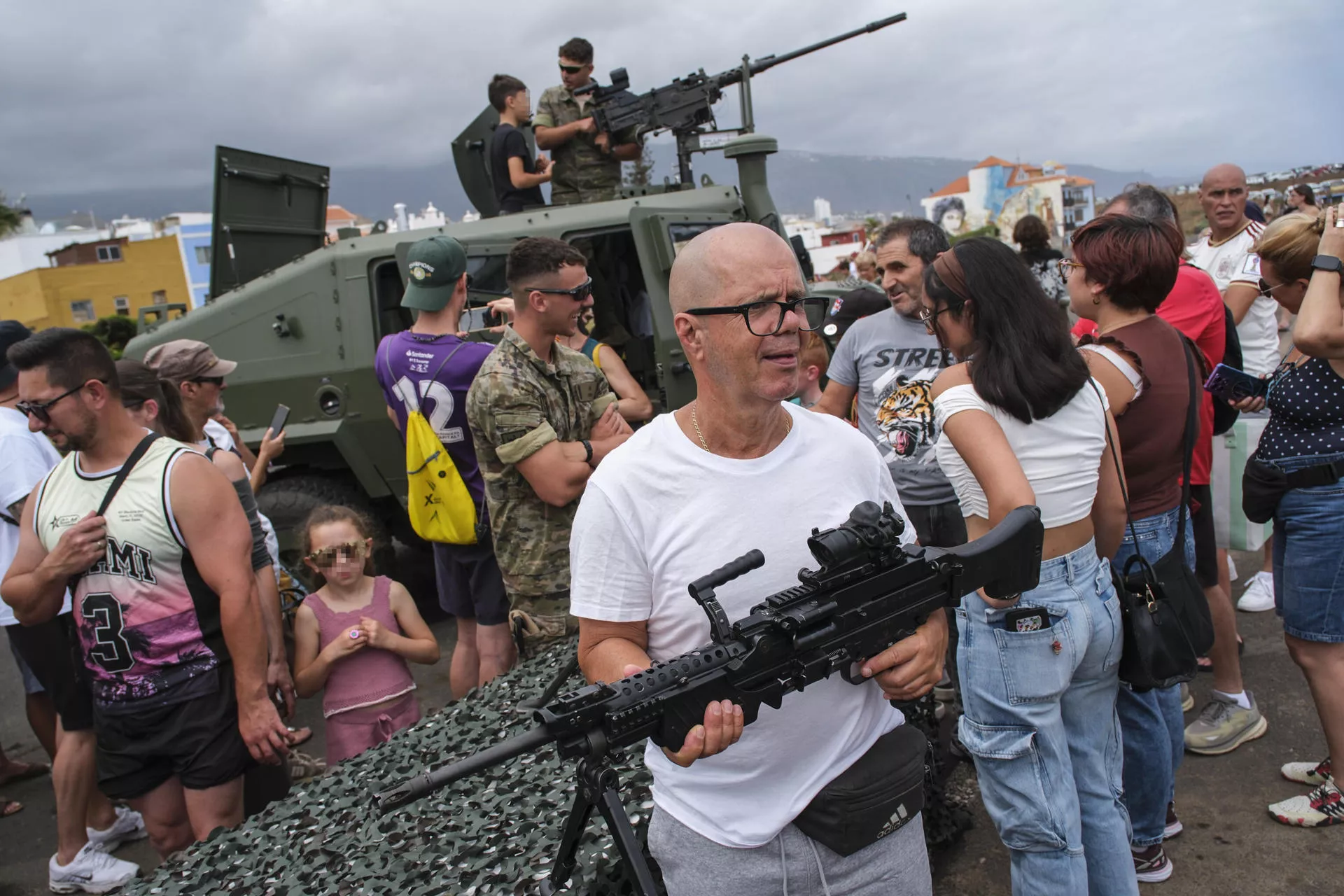  Un grupo de personas visita el festival este domingo en el Puerto De la Cruz. / ALBERTO VALDÉS-EFE