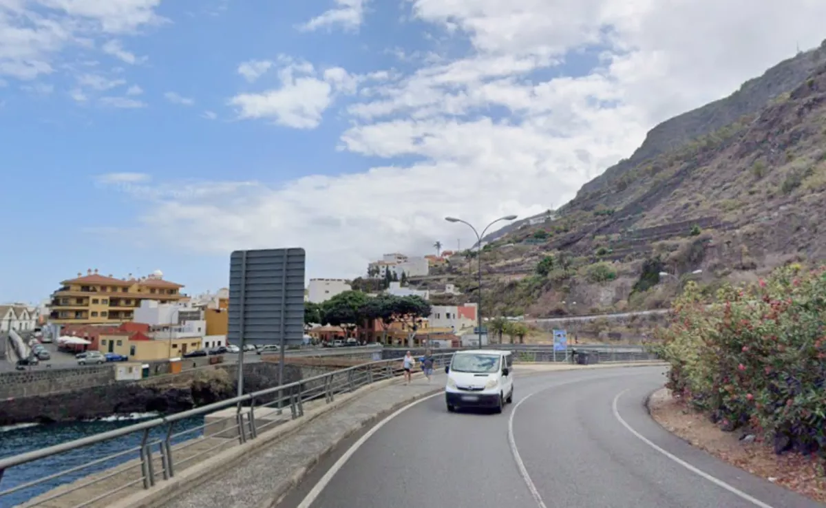 Imagen de un tramo de la TF-42 a su paso por Garachico. / GOOGLE MAPS