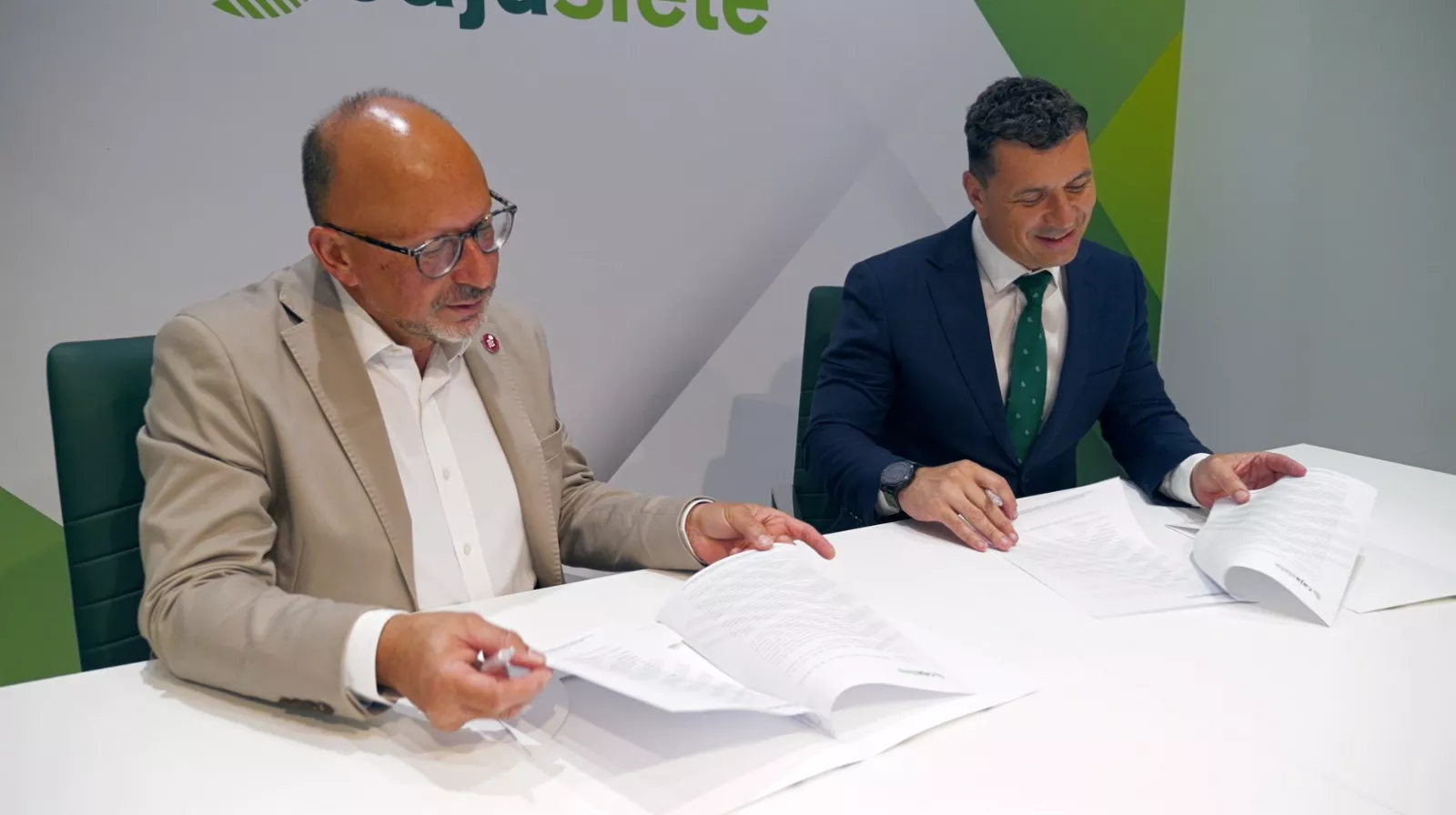 Cajasiete y el Clúster de Enoturismo de Canarias firman un nuevo convenio. / CAJASIETE