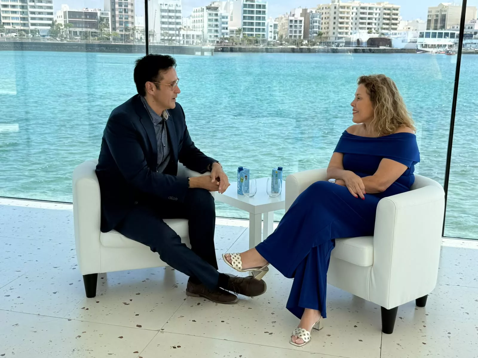 La presidenta del Parlamento de Canarias, Astrid Pérez, y el médico costarricense Carlos Umaña. / CEDIDA