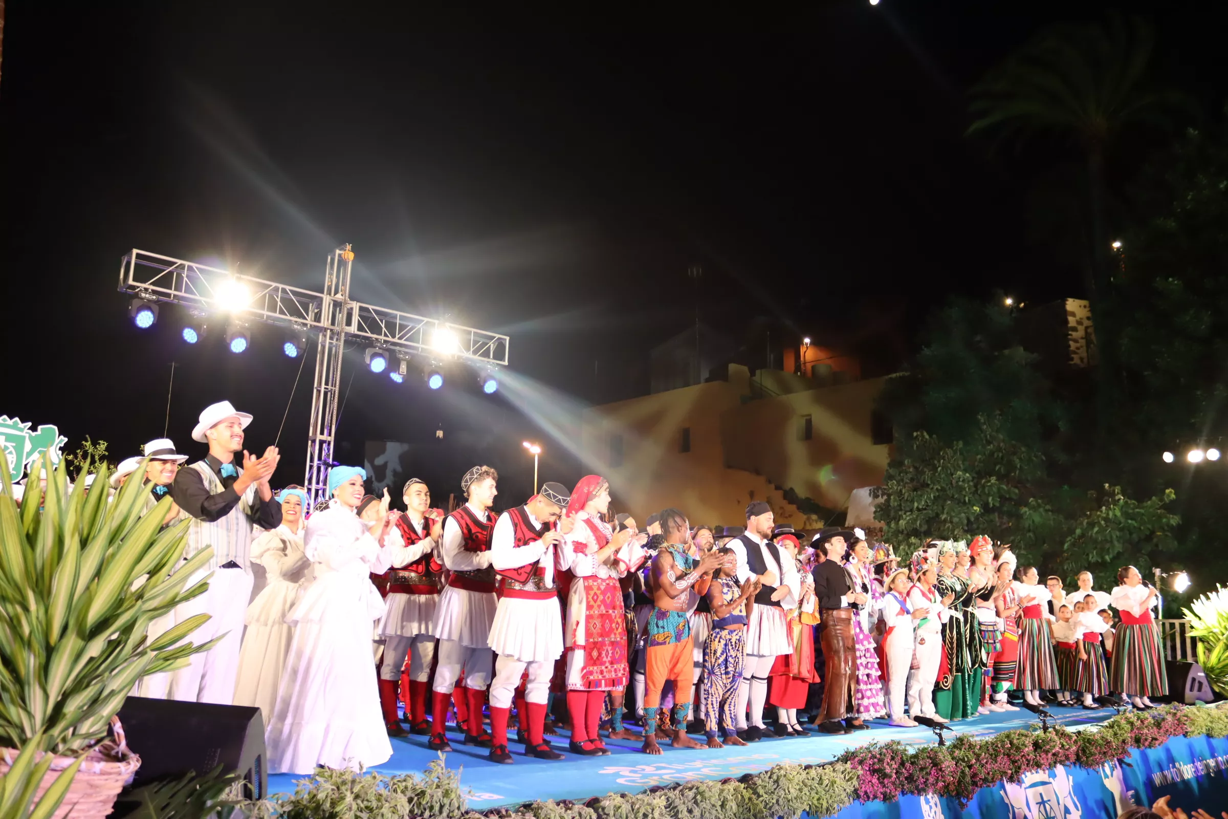 Todos los grupos sobre el escenario para cantar el Himno del Festival. CEDIDA