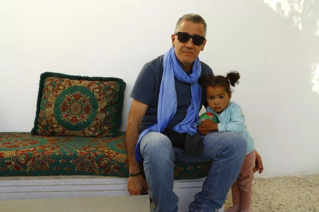 El director Agustín Domínguez con la hija de Youguiha Mohamed. AH