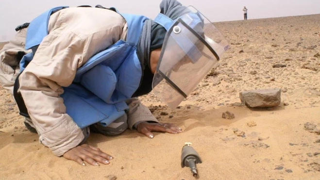 Youguiha Mohamed inspeccionando una mina antipersona
