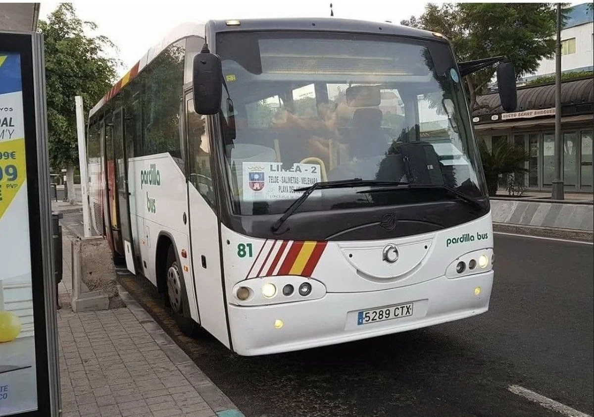 Una guagua de Transportes La Pardilla que presta el servicio municipal de transporte público. AH
