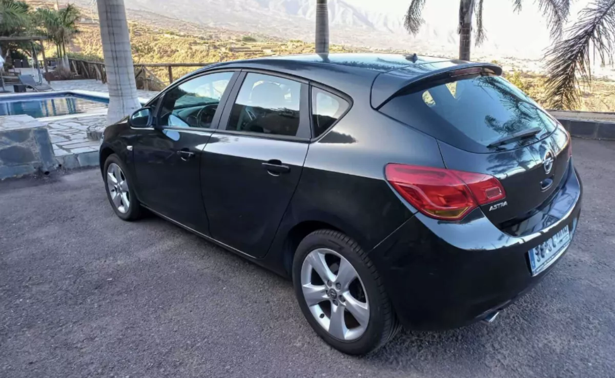 Opel Astra de Pablo, afectado por una presunta apropiación indebida de su coche por parte de un concesionario de Tenerife./ CEDIDA