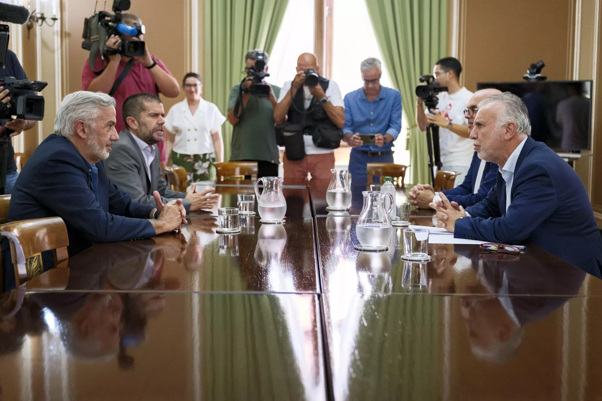 El ministro Ángel Víctor Torres, se reunió este lunes con los rectores de las universidades publicas canarias, Lluis Serra y Francisco Javier García. EFE/ Ángel Medina G.