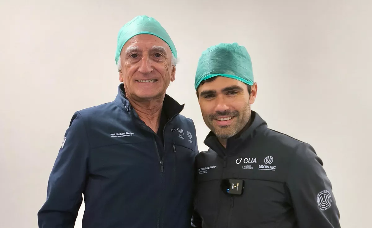 Dr. Richard Gaston, urólogo francés y referente internacional en cirugía robótica urológica,             junto al Dr. Pablo Juárez del Dago, director de Clínica GUA y UROINTEC. / Imagen cedida por UROINTEC