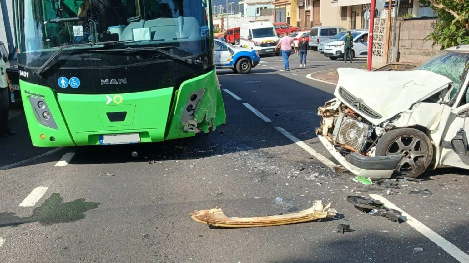 Colisión entre una guagua y un coche en Tenerife. / TELEVISIÓN CANARIA
