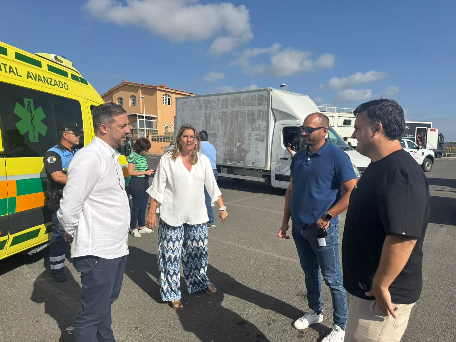El alcalde de Telde, Juan Antonio Peña, y la concejal de Playas, María Calderín, visitaron este martes el rodaje junto a Adrián Guerra, fundador de Nostromo Pictures