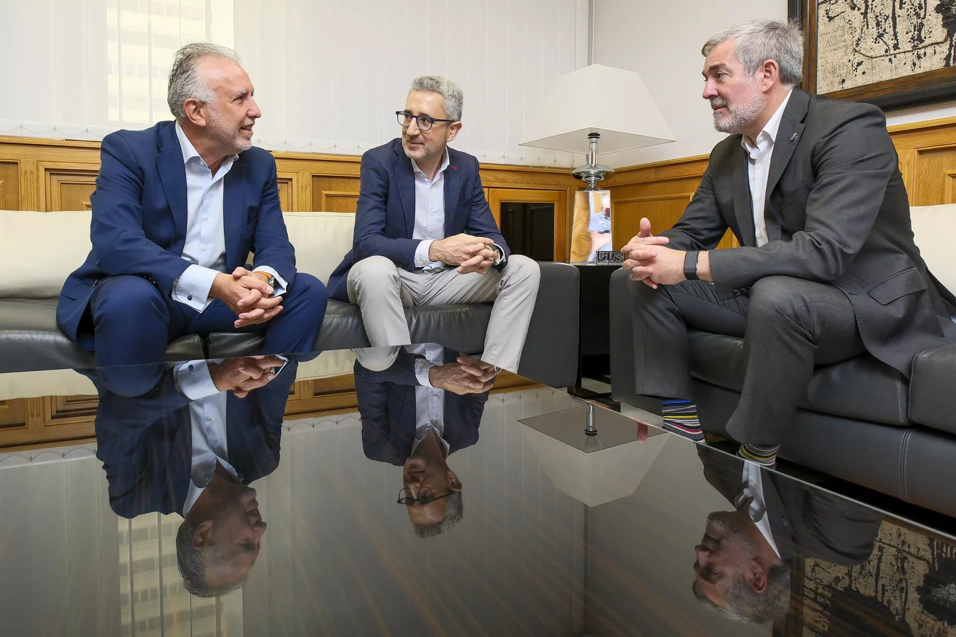 El presidente del Gobierno de Canarias, Fernando Clavijo (d), y los ministros de Hacienda, Arcadi España (c), y de Política Territorial, Ángel Víctor Torres (i). / ÁNGEL G. MEDINA