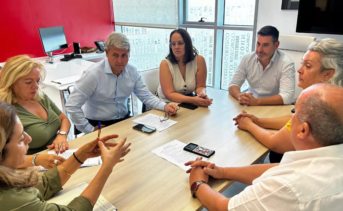 Reunión de trabajo para sacar el proyecto adelante, con el concejal Alejandro Marichal al frente, en San Bartolomé de Tirajana. / CEDIDA