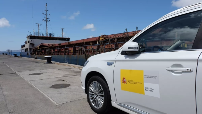Un coche de Capitanía Marítima, durante una de las inspecciones realizadas al barco. / M. REYES