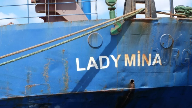 Detalle del casco del 'Lay Mina', cuyo armador ha abandonado a sus marineros en el Puerto de Las Palmas. / M. REYES
