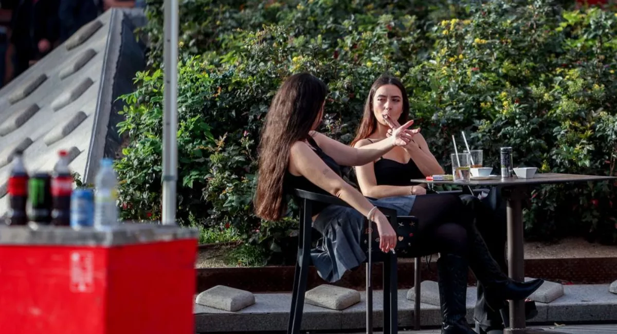 Imagen de dos personas fumando en una terraza / EP