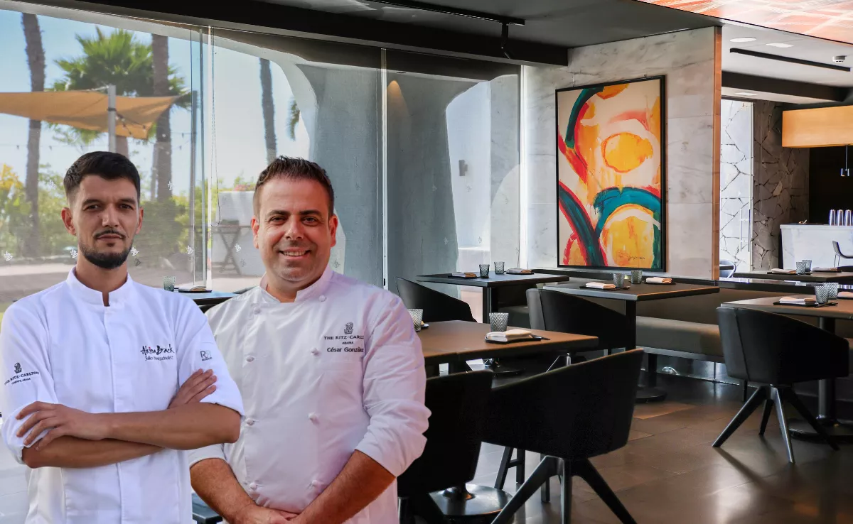 Imagen del interior de Akira Back Tenerife y los chefs Julio Hernández (i) y César González (d) / AKIRA BACK TENERIFE