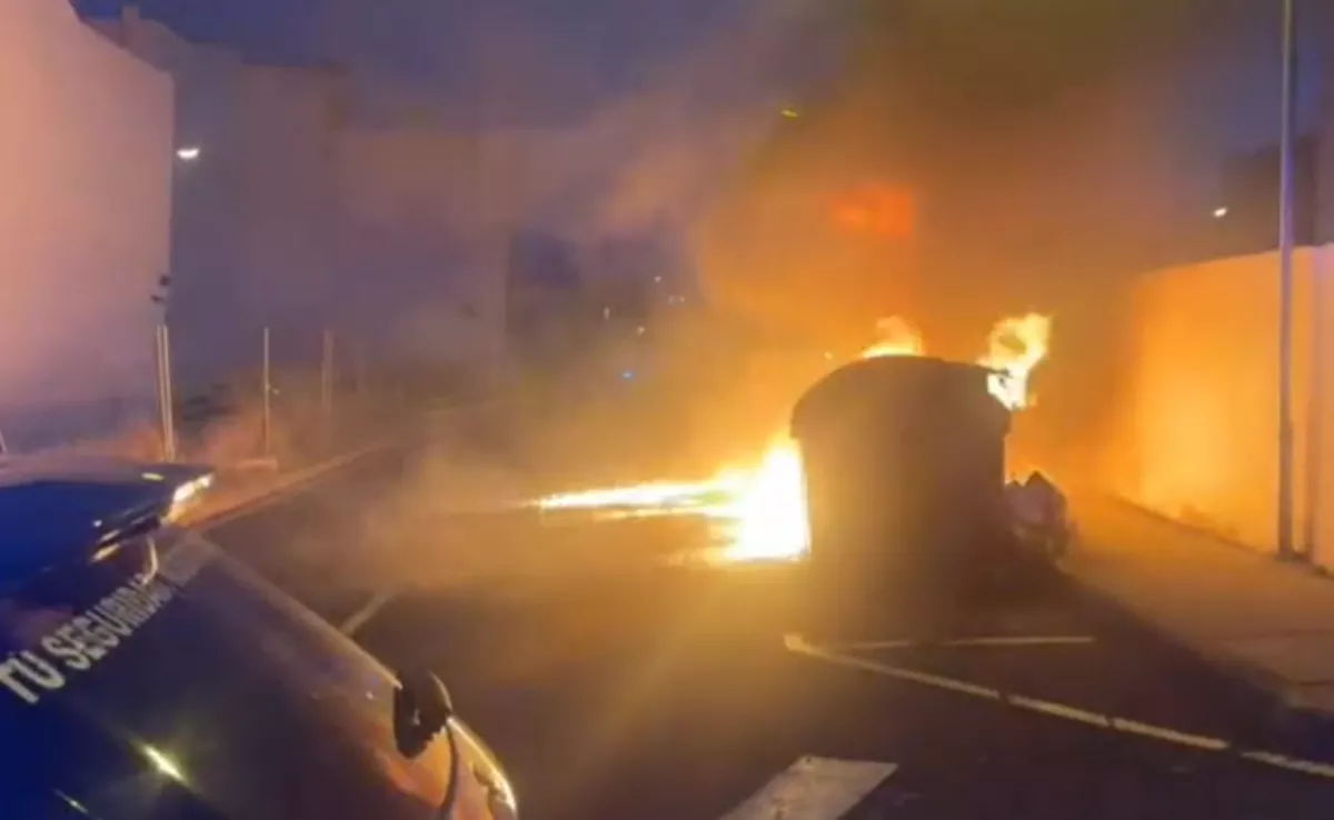 Contenedor ardiendo en Santa Cruz de Tenerife. / POLICÍA LOCAL