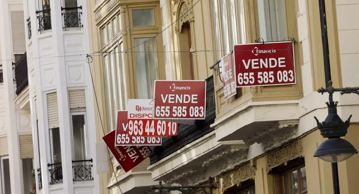 Imagen de carteles de se vende en viviendas / EFE