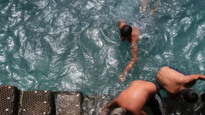 Un grupo de personas disfrutan de un día de playa en la costa de Güimar./ EFE Un grupo de personas disfrutan de un día de playa en la costa de Güimar./ EFE