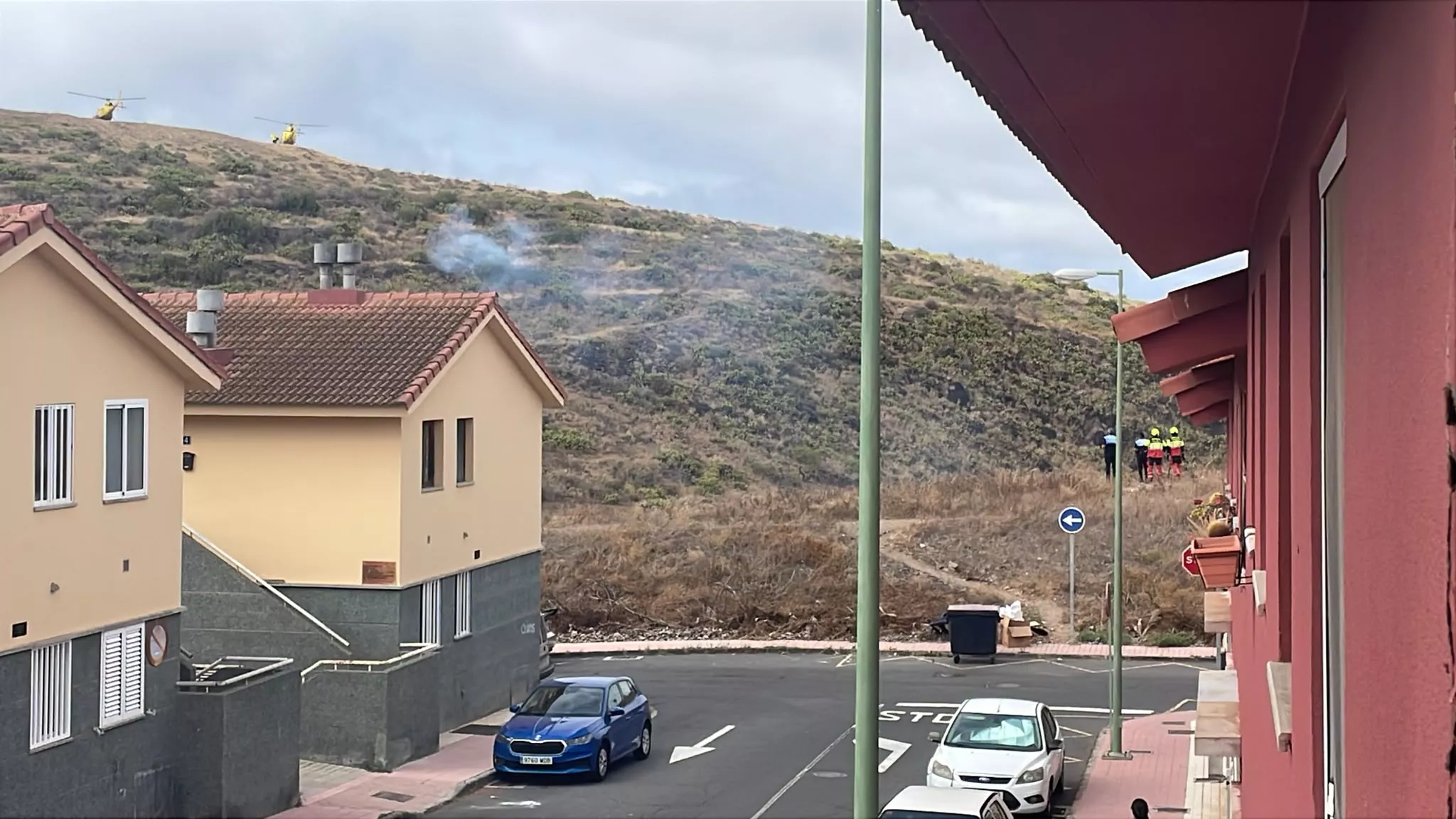 Dos helicópteros sofocan un incendio en un barranco junto a viviendas en Lomo Los Frailes, Las Palmas. POLICIA LOCAL