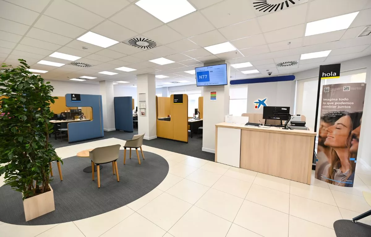 Interior de oficina rediseñada con nuevo modelo PRO. CAIXABANK