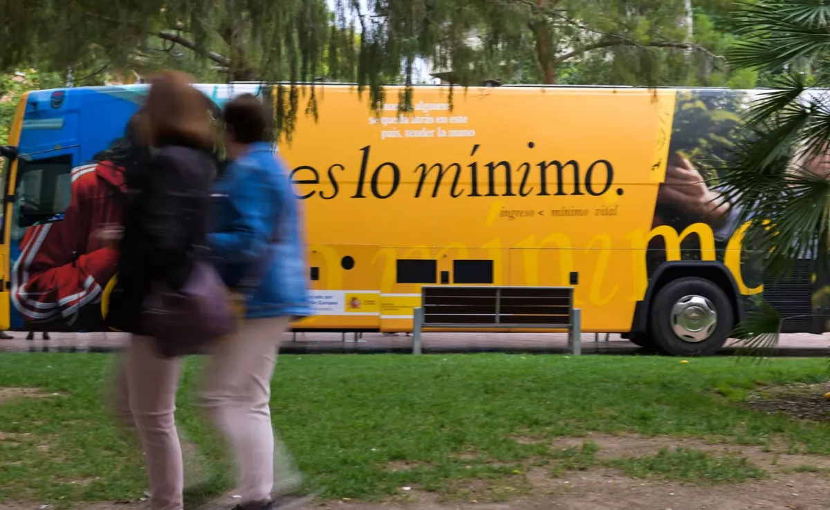 Una guagua promociona el IMV / EFE